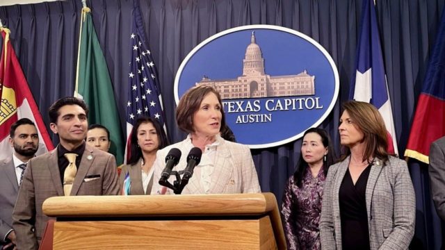 La senatrice Lois Kolkhorst (al centro) tiene una conferenza stampa sulla legge 1040, il 29 marzo 2023. (The Texan/Matt Stringer)