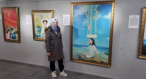 Una immagine della mostra d'arte al centro culturale Yunus Emre a Bakırköy di Istanbul