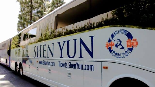 Da oltre 15 anni Shen Yun è bersaglio di attacchi da parte del regime cinese e soggetti ad esso collegato, con lo scopo di fermare gli spettacoli della compagnia. Tra gli attacchi il taglio delle gomme degli autobus della compagnia; un incidente del genere si è verificato il 16 marzo 2024 a Costa Mesa, in California. (The Epoch Times)