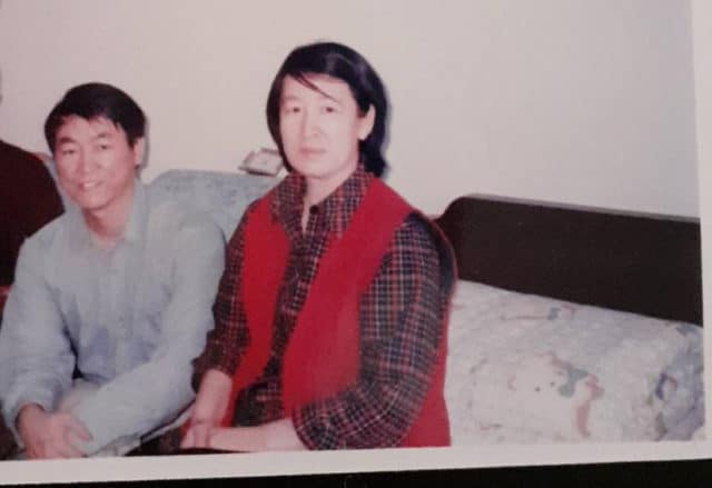 Il fratello Zhao Lizhuan e la sorella Zhao Lihong in una fotografia del 2004
