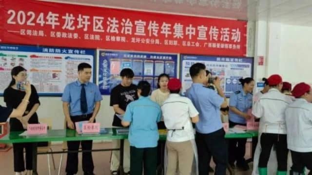 L’azienda Guangxi Zhaoxin Pingzhou Electronics distribuisce materiali contro lo  “xie jiao”  (foto da Bitter Winter)