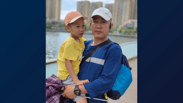 Il signor Liu Zhiming (51 anni), con il figlio (9 anni) (foto: Minghui)