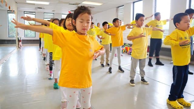 I partecipanti al Campo estivo Minghui 2022 di Toronto svolgono gli esercizi di gruppo giornalieri. (Fonte: Minghui)