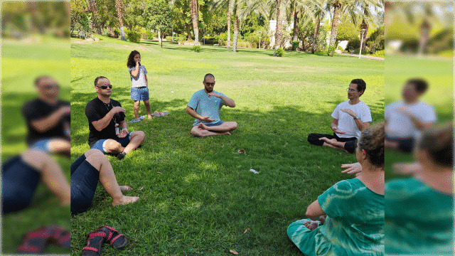 Gli sfollati israeliani delle zone di guerra imparano la meditazione del Falun Gong