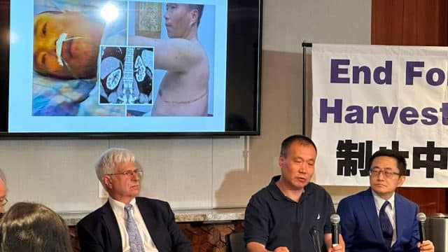 Cheng Peiming (al centro) racconta la sua esperienza in una conferenza stampa a Washington DC il 9 agosto 2024. (Credito: Minghui)