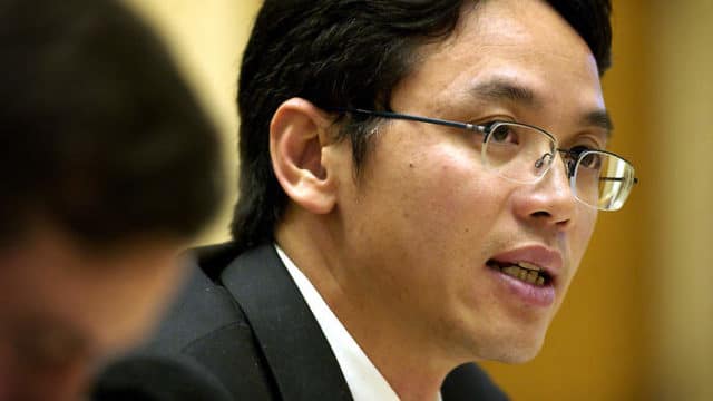 Canberra, 26 luglio 2005. L'ex console politico cinese Chen Yonglin ha testimoniato in un'inchiesta parlamentare relativa alla gestione della sua domanda di asilo in Australia. Il signor Chen ha chiesto asilo politico il 26 maggio 2004, dopo aver affermato che il governo cinese controllava, in territorio australiano, una rete di 1.000 informatori, concentrati in particolare, sulla raccolta di dati e il rapimento sistematico di membri del movimento spirituale del Falun Gong. (Immagine AAP/Mark Graham) NESSUNA ARCHIVIAZIONE, INTL OUT