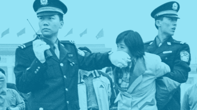 Una Praticante del Falun Gong arrestata dalla polizia in Piazza Tienanmen durante i primi giorni della persecuzione.