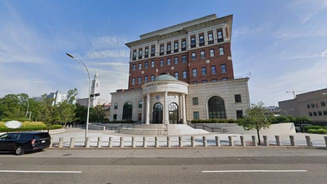 L'edificio federale e il tribunale dell'Onorevole Charles L. Brieant Jr. a White Plains, New York (Screenshot tramite Google Maps)
