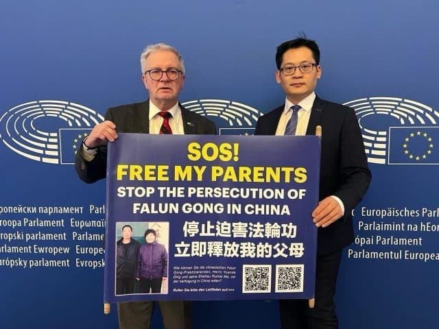 L'eurodeputato Michael Gahler (a sinistra) e Ding Lebin (a destra) dopo il dibattito sulla risoluzione del Parlamento europeo del 18 gennaio 2024 che condanna la persecuzione del Falun Gong in Cina.