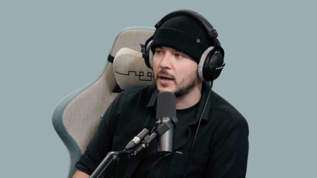 Tim Pool nel podcast TimCast (Tim Pool/Edited by Faluninfo)