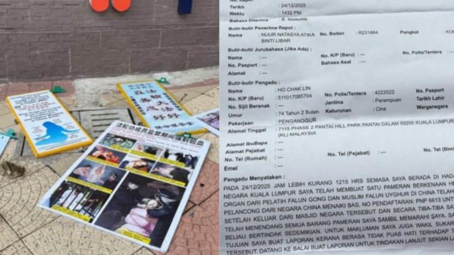 I cartelli informativi sul Falun Gong per terra fuori dalla Masjid Negara a Kuala Lumpur dopo che un turista cinese li ha rovesciati con un calcio (a sinistra); il verbale di polizia relativo all'incidente depositato presso la stazione di Dang Wangi (a destra) (Ho Chak Lin)
