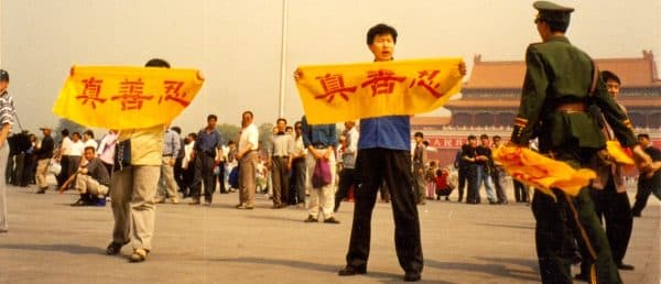 Praticanti del Falun Gong espongono striscioni con i caratteri cinesi: Verità, Compassione e Tolleranza, in Piazza Tienanmen a Pechino.