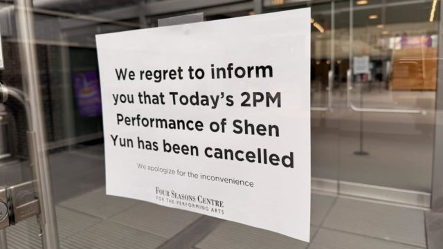 Un cartello affisso sulla porta d'ingresso del Four Seasons Performing Arts Center il 29 marzo 2026, in vista del terzo spettacolo in programma di Shen Yun a Toronto. (Cynthia Sun/Centro Informazioni Falun Dafa)