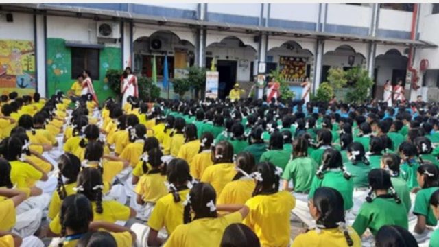 Gli studenti della scuola superiore Gayatri praticano il quinto esercizio del Falun Gong (Minghui)