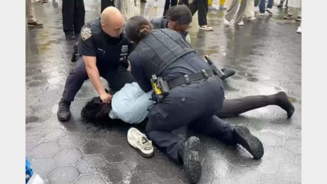 Gli agenti della NYPD hanno fermato un uomo che ha interrotto una celebrazione del World Falun Dafa Day a Union Square a Manhattan il 9 maggio 2026 (NTDTV.com) 