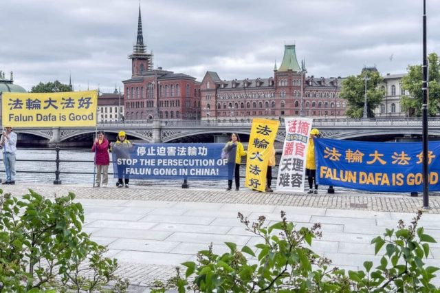 Il 4 luglio 2026, praticanti svedesi del Falun Gong hanno tenuto un evento di fronte all'edificio del Governo svedese durante la visita del Ministro degli Esteri del PCC Wang Yi in Svezia (Minghui) 