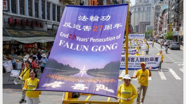 I praticanti del Falun Gong sfilano a Chinatown, Manhattan, New York, il 19 luglio 2026 (Jingyi Zhang/Epoch Times).