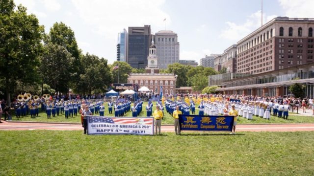 La Tian Guo Marching Band, formata interamente da praticanti del Falun Gong, si esibisce davanti alla Independence Hall il 3 luglio. (Dai Bin)